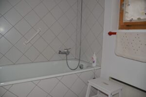 Badezimmer im unteren Stockwerk mit Dusch & Badewanne Badezimmer im unteren Stockwerk mit Dusch & Badewanne