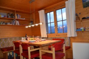 Grosse Ess-Ecke im mittleren Stockwerk Grosse Ess-Ecke im mittleren Stockwerk